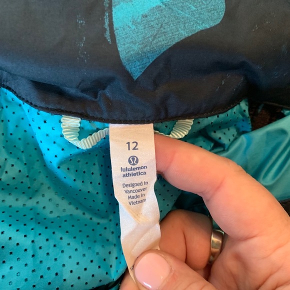 Lululemon - Picture 3 of 3